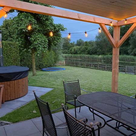 Villa Riverside Met Hottub, Eigen Aanlegsteiger, Zwemtrap, Trampoline En Kano'S Ζεεβόλντε Εξωτερικό φωτογραφία